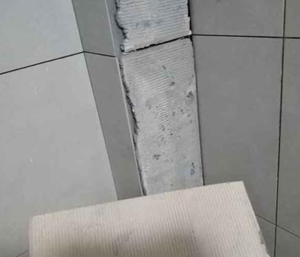 沐川瓷砖空鼓维修公司分享下厨房瓷砖脱落的补救措施。